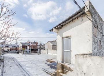 Casa de 4 ambientes, Lanús · Casa Amplia. Jardín Delantero en Venta. Cochera Techada. Credito Hipotecario