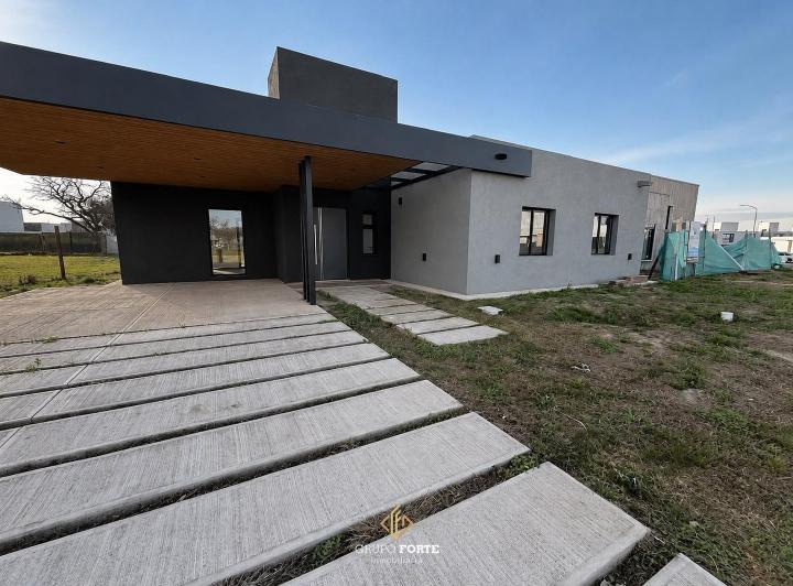 Casa · 136m² · 4 Ambientes · 2 Cocheras