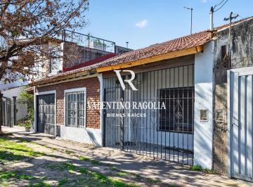 Casa · 135m² · 4 Ambientes · 1 Cochera · Venta Casa 4 Ambientes con Parque, Pileta y Quincho en Ituzaingó