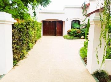 Casa de 8 ambientes, La Plata · Casa de Caetgoría en Venta en Gonnet - 1000 m². Pileta, Quincho, Pque, Cochera P/ Varios Vehículos