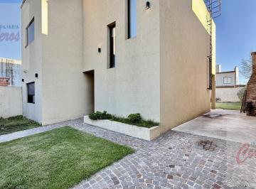 Casa · 160m² · 5 Ambientes · 1 Cochera · Casa 160 m² Seminueva en Venta en Barrio Chacra 12, Cañuelas