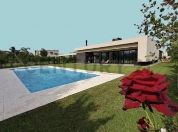 Casa · 240m² · 4 Ambientes · 1 Cochera · Casa en Alquiler 4 Ambientes - Club de Campo Santa Rita - San Vicente - Canning