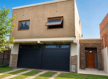 Casa · 408m² · 6 Ambientes · 2 Cocheras · Casa 3 Dorm. en Barrio Obligado