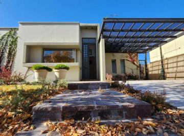 Casa · 154m² · 5 Ambientes · 2 Cocheras · Venta Hermosa Casa en Lomas de Russell