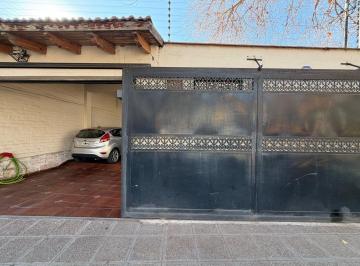 Casa · 146m² · 5 Ambientes · Venta Casa Excelente Estado con Pileta