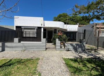 Casa · 143m² · 3 Ambientes · 2 Cocheras · Venta Casa 2 Dorm. Lomas Apto Credito