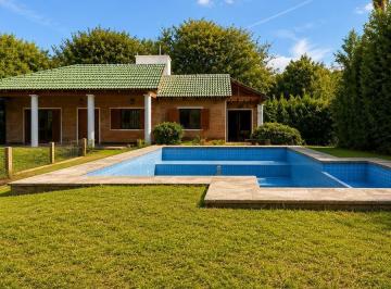Casa · 210m² · 6 Ambientes · 2 Cocheras · Casa Quinta Tres Dorm. Amplia con Gran Parque en Quintas de Italia
