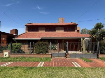 Casa · 324m² · 8 Ambientes · 1 Cochera · Venta Casa 4 Dorm. Pileta Climatizada Pilar