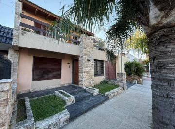 Casa · 248m² · 4 Ambientes · 1 Cochera · Venta Casa 4 Dorm. Mas Galpon. B° Ayacucho
