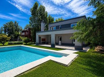 Casa · 152m² · 4 Ambientes · 2 Cocheras · Casa en Venta a Estrenar con Pileta Boca Raton