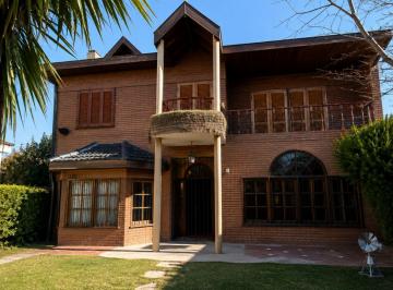 Casa · 259m² · 6 Ambientes · 1 Cochera · Venta Chalet en Dos Plantas El Jaguel.