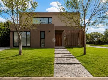 Casa · 230m² · 5 Ambientes · Casa en Venta en Santa Guadalupe, Pilar del Este, Pilar