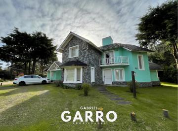 Casa · 174m² · 4 Ambientes · 4 Cocheras · Chalet Moderno en Pinamar Norte: Estilo, Confort y Mar.