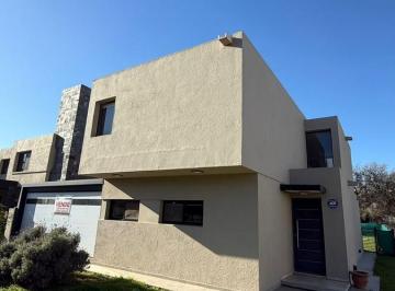 Casa · 163m² · 6 Ambientes · 2 Cocheras · Casa en Venta Villa Catalina Río Ceballos 3 Dorm