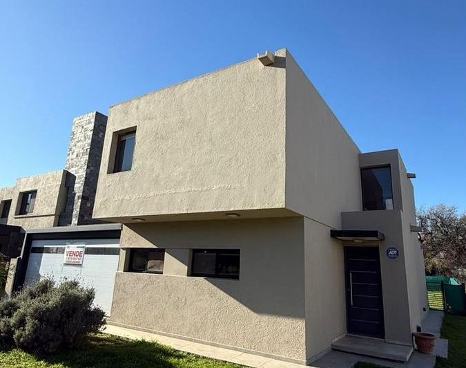 Casa · 163m² · 6 Ambientes · 2 Cocheras