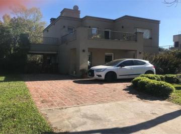 Casa · 220m² · 5 Ambientes · 4 Cocheras · Venta Casa 5 Ambientes con Piscina Apto Credito