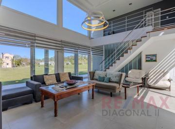 Casa · 350m² · 7 Ambientes · 1 Cochera · Casa en Campos de Roca 2 Venta