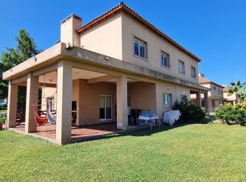 Casa · 109m² · 8 Ambientes · 1 Cochera · Casa 3 Dorm. en La Carolina Golf & Country