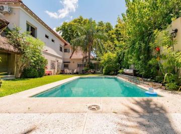 Casa · 326m² · 5 Ambientes · 2 Cocheras · Casa en Venta 5 Amb. Ballester + Cochera + Pileta