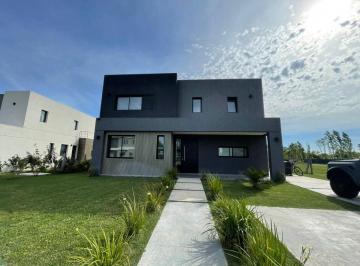 Casa · 203m² · 6 Ambientes · 2 Cocheras · Casa 6 Amb en Venta Barrio Cerrado Chateau Pilar