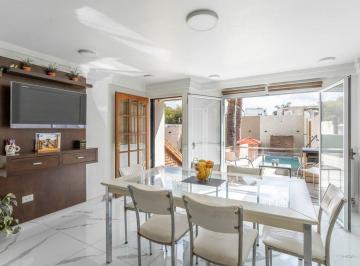 Casa · 230m² · 6 Ambientes · 3 Cocheras · Venta Casa - 6 Amb Pileta/jardin/cocheras