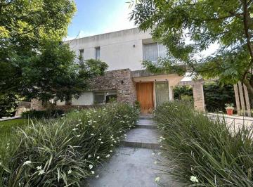Casa · 249m² · 7 Ambientes · 1 Cochera · Venta Casa Fincas de Iraola 2 Ambientes 7/pileta