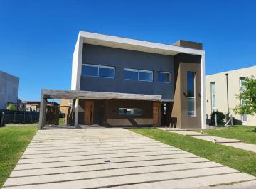 Casa · 265m² · 4 Ambientes · 2 Cocheras · Casa 5 Ambientes en Alquiler en Terralagos