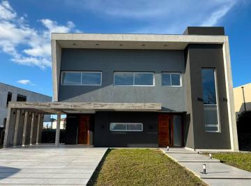 Casa · 265m² · 4 Ambientes · 2 Cocheras · Casa 5 Ambientes en Alquiler en Terralagos