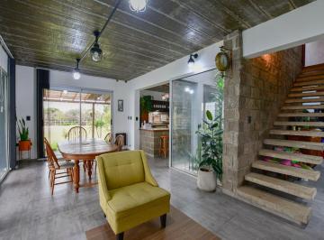Casa · 140m² · 3 Ambientes · 2 Cocheras · Casa en Venta Berisso 2 Dorm. con Permuta