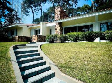 Casa · 240m² · 4 Ambientes · 1 Cochera · Casa 4 Dorm. Alquiler Verano Punta del Este