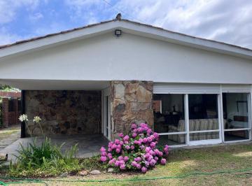 Casa · 200m² · 5 Ambientes · 1 Cochera · Chalet en Cantegril de 4 Amb. Mas Dependencia