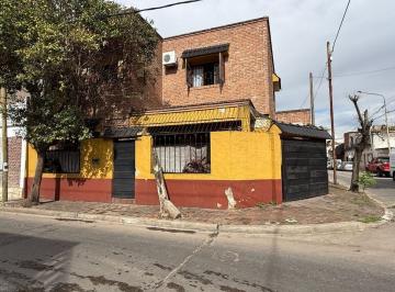 Casa · 120m² · 5 Ambientes · 2 Cocheras · Casa 5 Amb. con Doble Cochera en V. Sarmiento