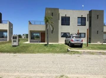 Casa · 95m² · 3 Ambientes · 2 Cocheras · Casa 3 Ambientes Club de Campo La Faustina