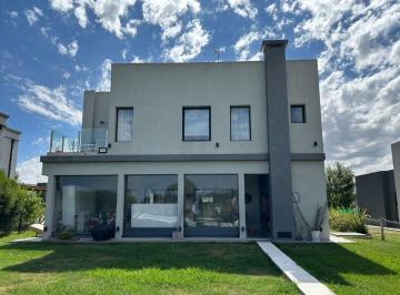 Casa · 224m² · 4 Ambientes · 2 Cocheras · Venta Casa 4 Amb Ezeiza - San Felipe - Apto Permuta
