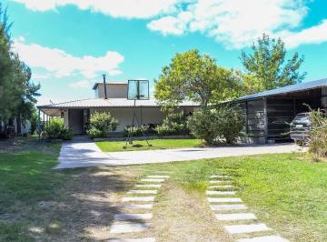 Casa · 154m² · 6 Ambientes · 1 Cochera · Buena Casa con Areas Verdes y Piscina en Zona Este