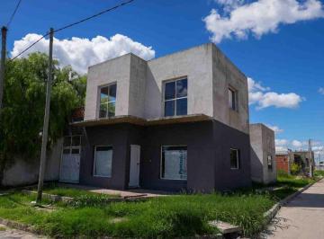 Casa · 190m² · 4 Ambientes · 1 Cochera · Casa 2 Plantas, 3 Dorm. + Local en Oro Verde