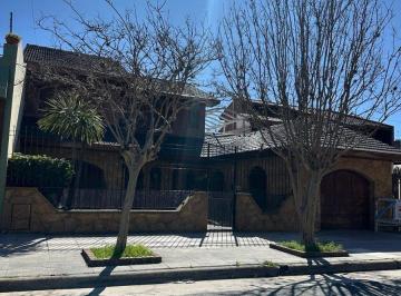 Casa · 283m² · 5 Ambientes · 2 Cocheras · Casa 5 Ambientes en Zona Comercial Villa Lugano