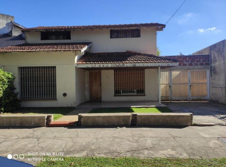 Casa · 408m² · 4 Ambientes · 1 Cochera