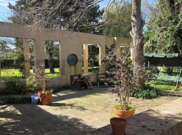 Casa · 250m² · 7 Ambientes · 1 Cochera · Fracción de 8.133 m² con 2 Casas, Gran Parque y Pileta en Villa Elisa