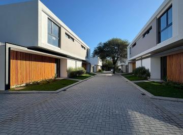 Casa · 230m² · 3 Ambientes · 2 Cocheras · La Carolina - Calidad Premium - Maremma Residencias