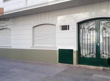 Casa · 240m² · 4 Ambientes · 1 Cochera · Casa en Alquiler 46 1 y 2