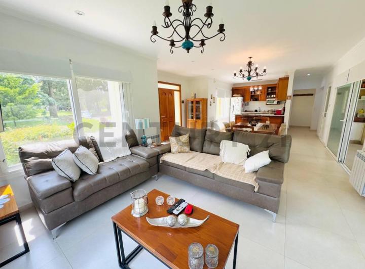 Casa · 143m² · 4 Ambientes · 1 Cochera