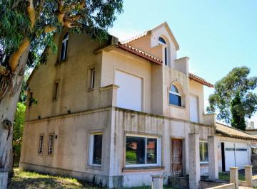Casa · 263m² · 5 Ambientes · 1 Cochera · Venta Casa Acantilados 5 Amb Garaje - 400 m del Mar
