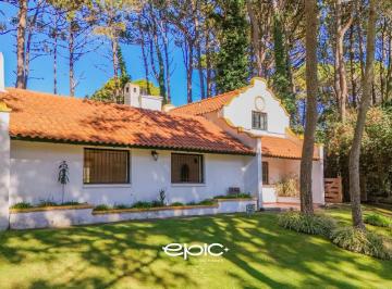 Casa · 215m² · 4 Ambientes · 1 Cochera · Casa en Venta en Pinamar Norte