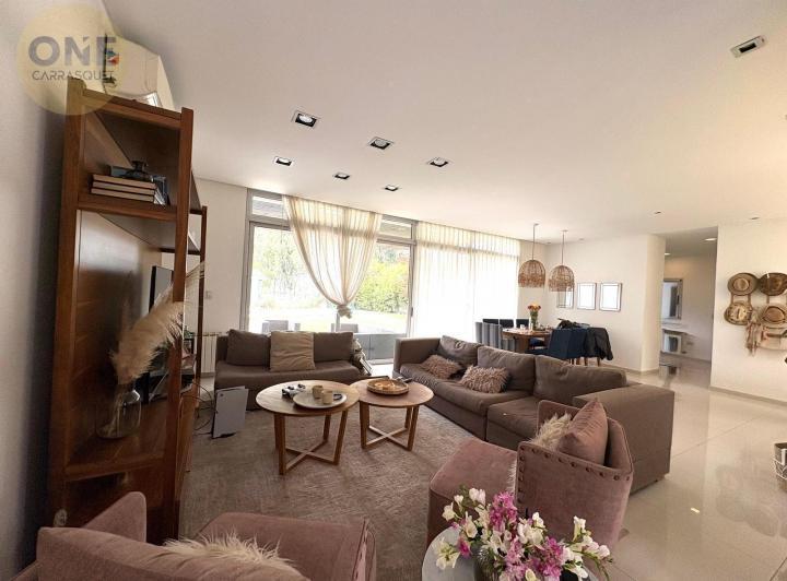 Casa · 180m² · 5 Ambientes