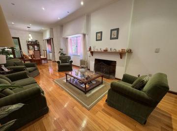 Casa · 323m² · 6 Ambientes · 1 Cochera · Casa 5/amb + Escritorio/garaje/patio/pileta/quincho!