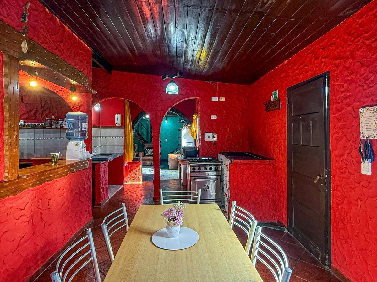 Casa de 4 ambientes en venta - Cochera doble techada, parrilla, gran parque