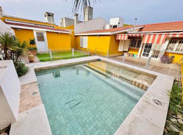 Casa · 140m² · 9 Ambientes · 2 Cocheras · Casa en Venta en Urca! - 3 Dorm. - Pileta - Escritura