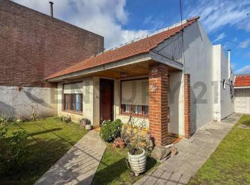 Casa · 102m² · 3 Ambientes · 3 Cocheras · Venta Casa 3 Ambientes con Garaje y Parque Villa Primera