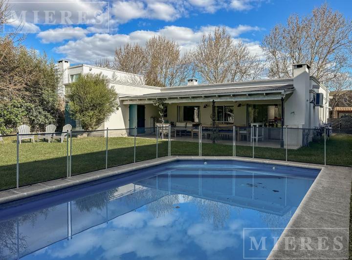 Casa · 165m² · 5 Ambientes · 4 Cocheras